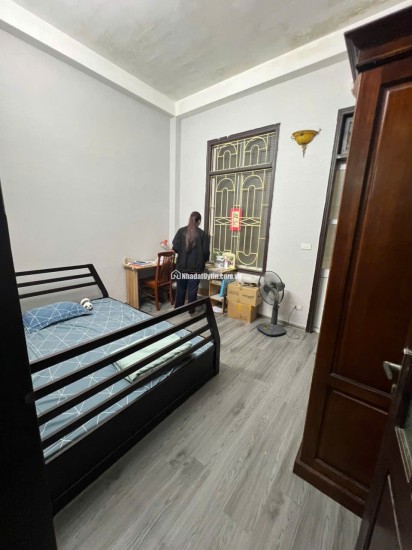 Đầu Ngõ Cầu Giấy-Gần Bãi Ôtô-4 Tầng-Full Nội Thất-Dân Trí Cao-Giá Tốt